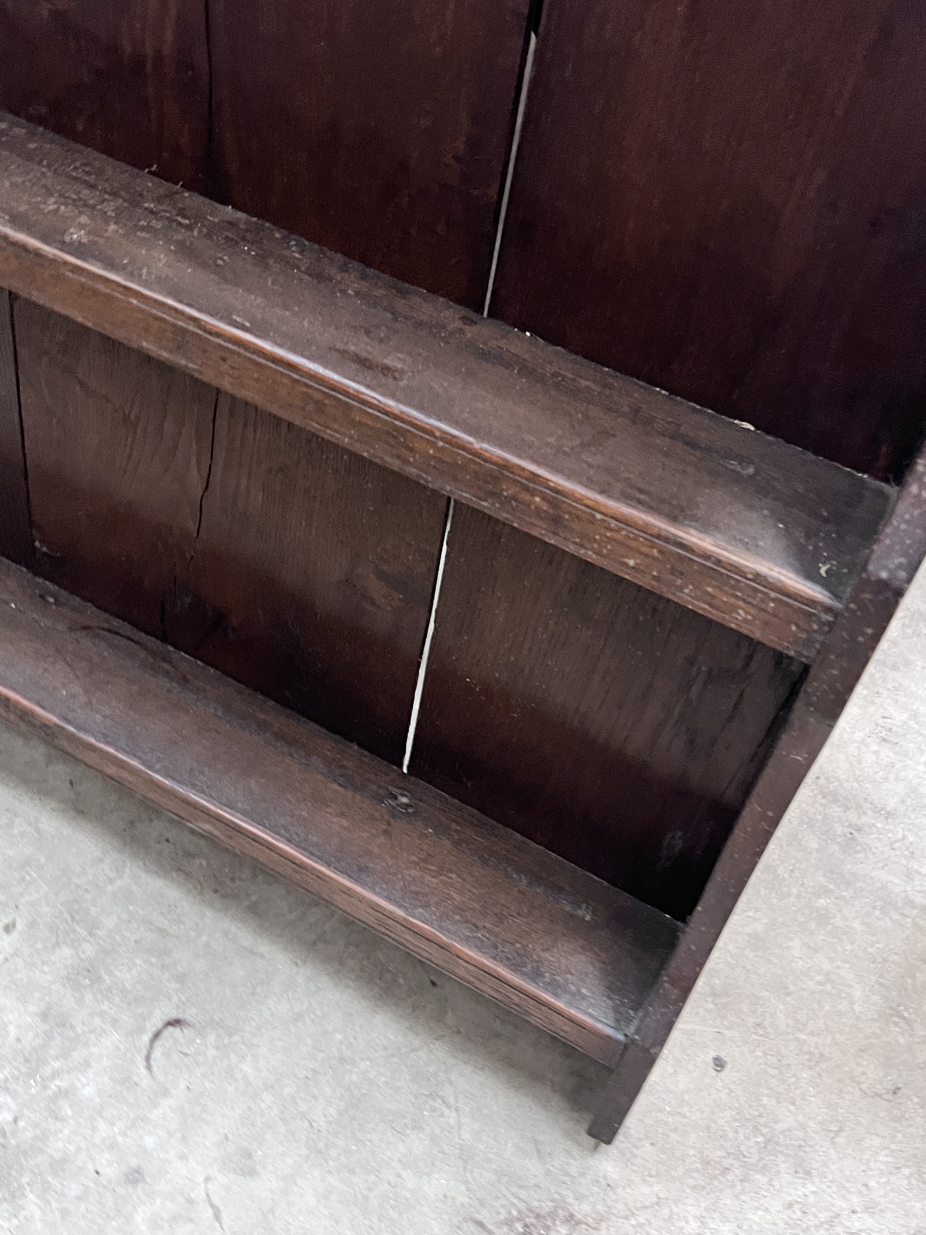 An early 18th century oak plate rack, width 163cm, height 83cm